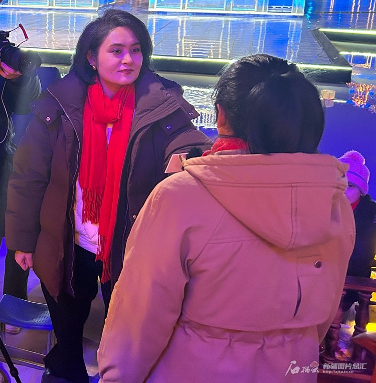 2月9日，天山网-新疆日报记者热依达在总台春晚新疆喀什分会场演出现场采访观众。依拉木江·艾山摄