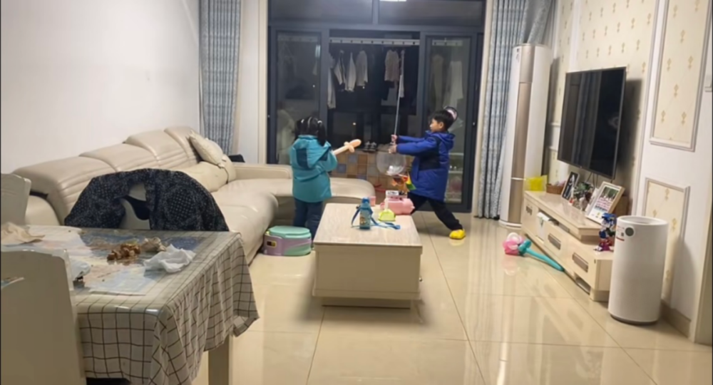 两个孩子在客厅打闹玩耍,图片由受访者提供