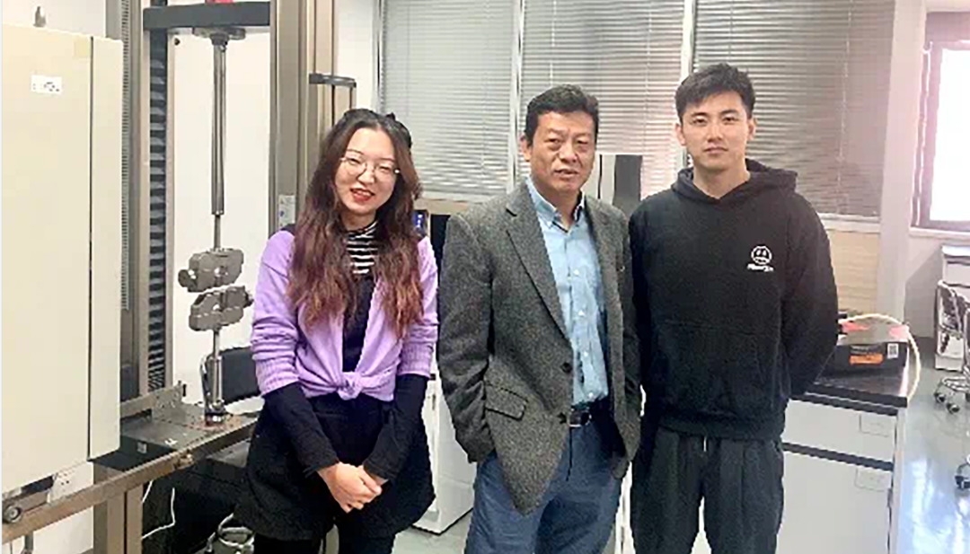 图丨从左至右依次为:浙江大学博士研究生张铖宬,谢涛教授,金斌杰博士