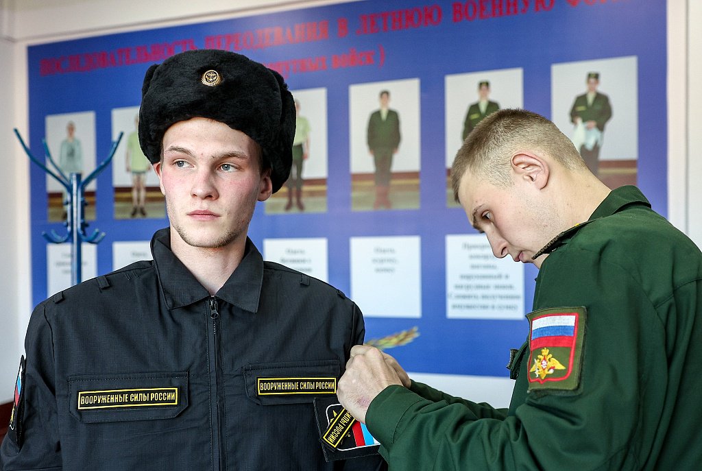 俄罗斯加里宁格勒,一名义务兵在征募站穿上军装,准备前往俄罗斯军队