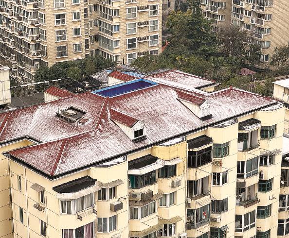 今晨，上海市民起床后发现屋顶积了薄雪 本报记者 张龙 摄