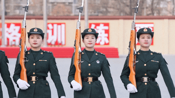 北京军区选调30名女队员原中国人民解放军仪仗大队十年前晚上睡觉都在