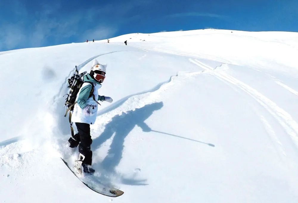 从小生活在军都山滑雪场附近,很早就接触了滑雪运动
