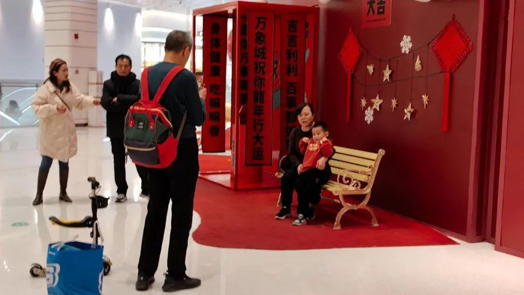 商场里摆出的元宵灯谜会更加热闹,大红色的灯笼,年画,福字,对联和龙形