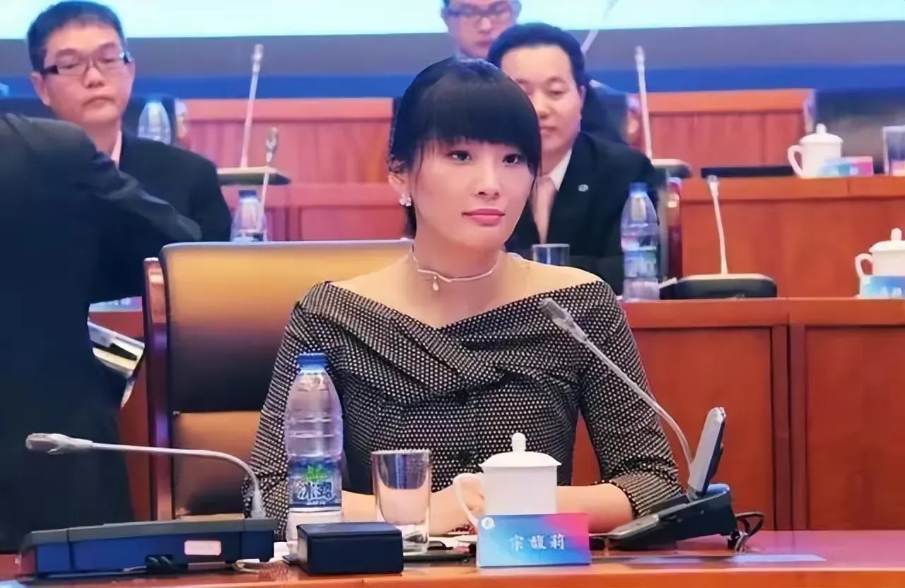 宗馥莉也不负所望,很快在公司干得风生水起,并于2021年底担任了娃哈哈