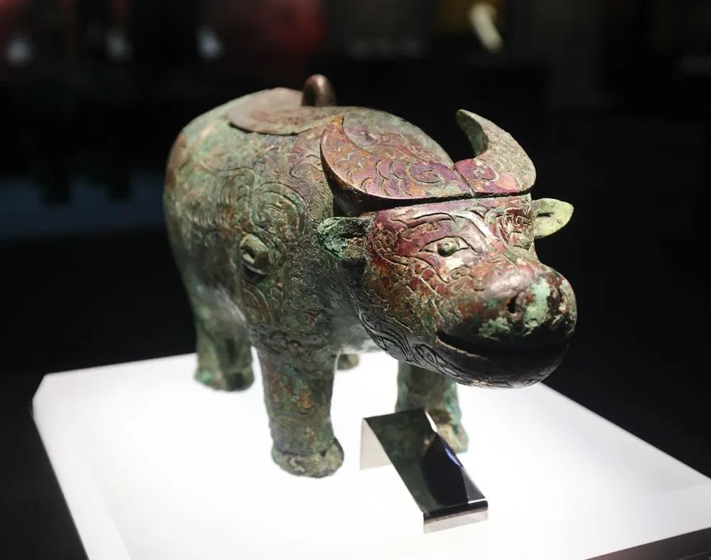 亚长(zhǎnɡ)墓中最为珍贵的青铜器——"亚长"牛尊在中央展柜独立
