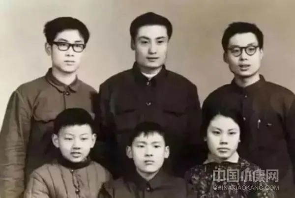 ▲宗庆后与弟弟、妹妹的早期合影