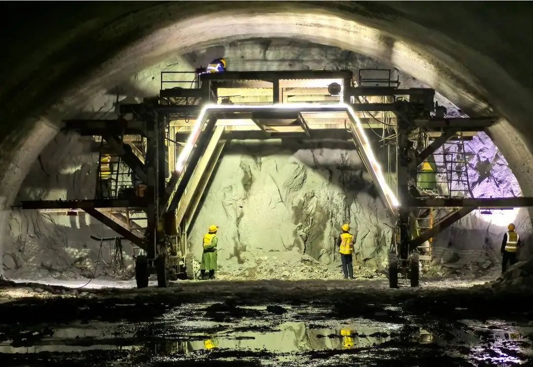 京哈高速改扩建工程九门口隧道内,工人们正在进行爆破钻孔的放样准备.