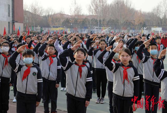 2月26日,北京第八十中学康营分校,同学们在升旗仪式上敬队礼