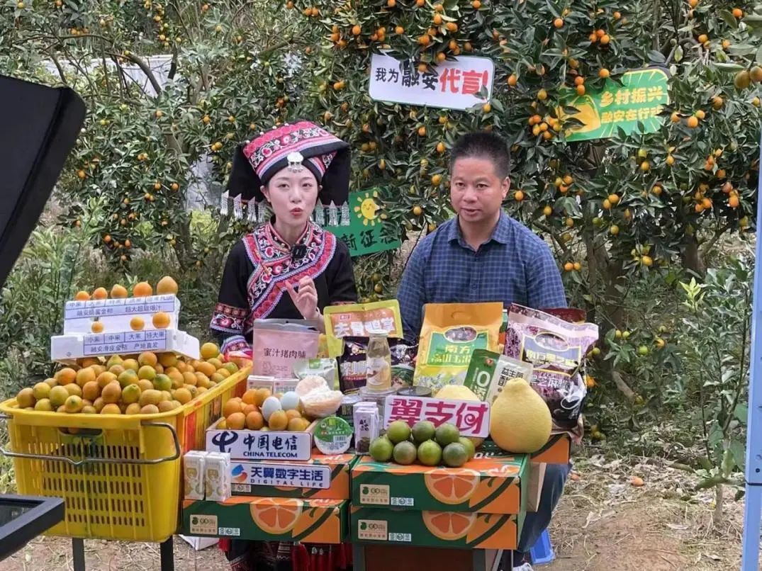 图为融安农业农村局代表做客小翼管家直播间.柳州电信供图