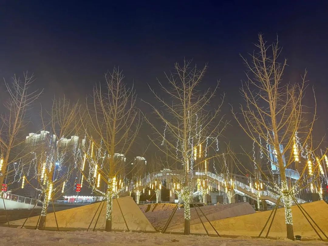 2月23日晚,记者来到正太广场,中山东路北侧"喜闹元宵"花灯小品和"2024
