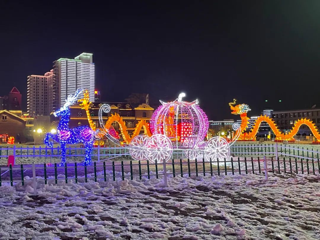 2月23日晚,记者来到正太广场,中山东路北侧"喜闹元宵"花灯小品和"2024