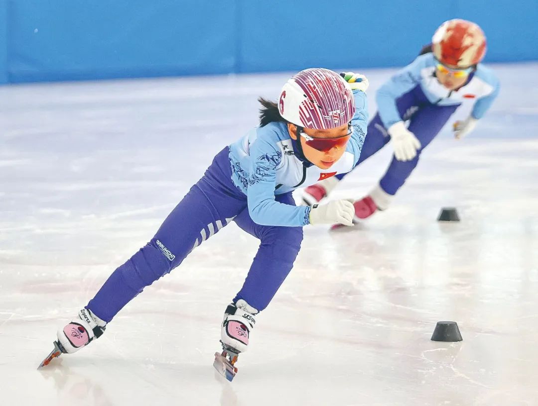 小选手们参加青少年趣味滑冰比赛。记者 李铎 摄