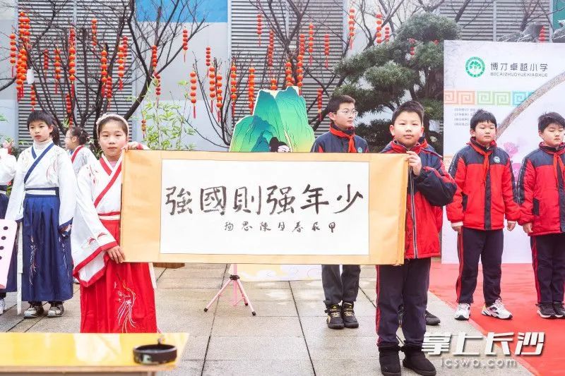 该校党支部书记,校长谢奇华以《与书香为伴,与智慧同行》讲授开学第一