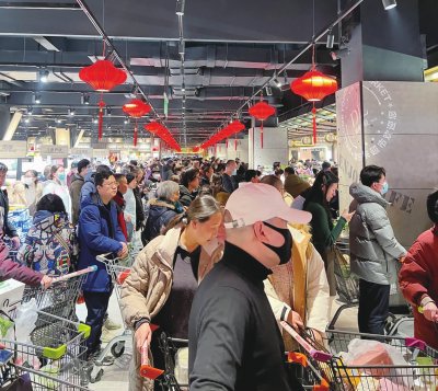     春节期间,网红商超胖东来在河南新乡的一家
