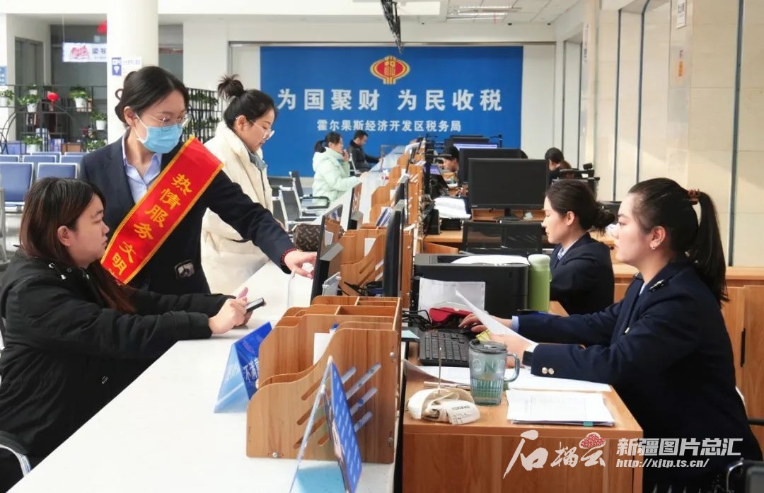 近日,市民在霍尔果斯市政务服务中心办理相关业务.(资料图)