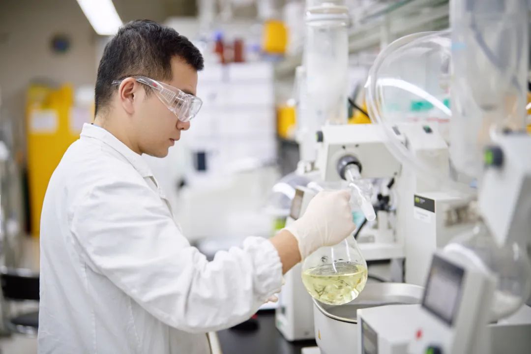 百济神州的科学家正在实验室工作.