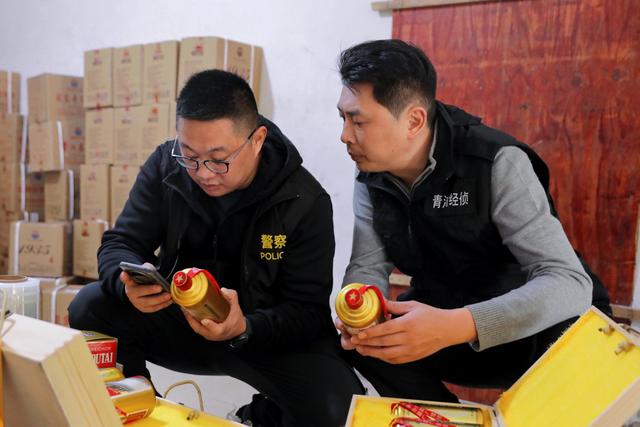 前期,上海市公安局食药环侦总队结合岁末年初白酒销量增加,假酒犯罪