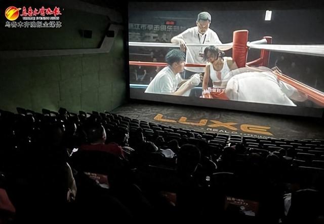 2月24日元宵佳节当晚,在乌鲁木齐高新万达广场万达影城,吧台和取票机