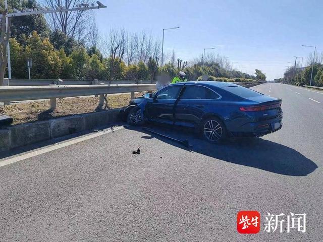 新手司机操作不当,猛打方向撞上护栏_新浪财经_新浪网