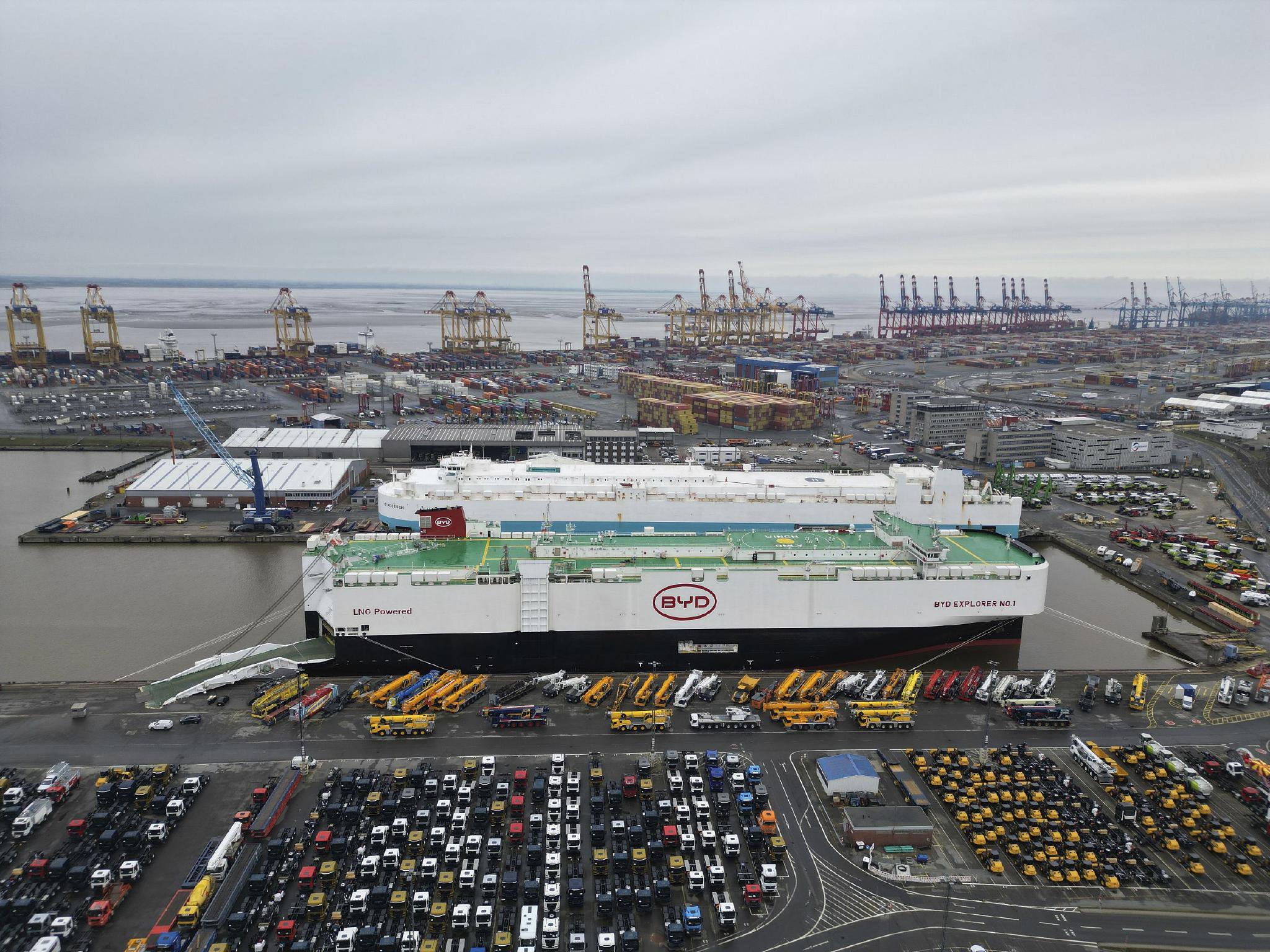 当地时间2024年2月26日,德国不来梅港,满载3000辆新车的比亚迪"开拓者