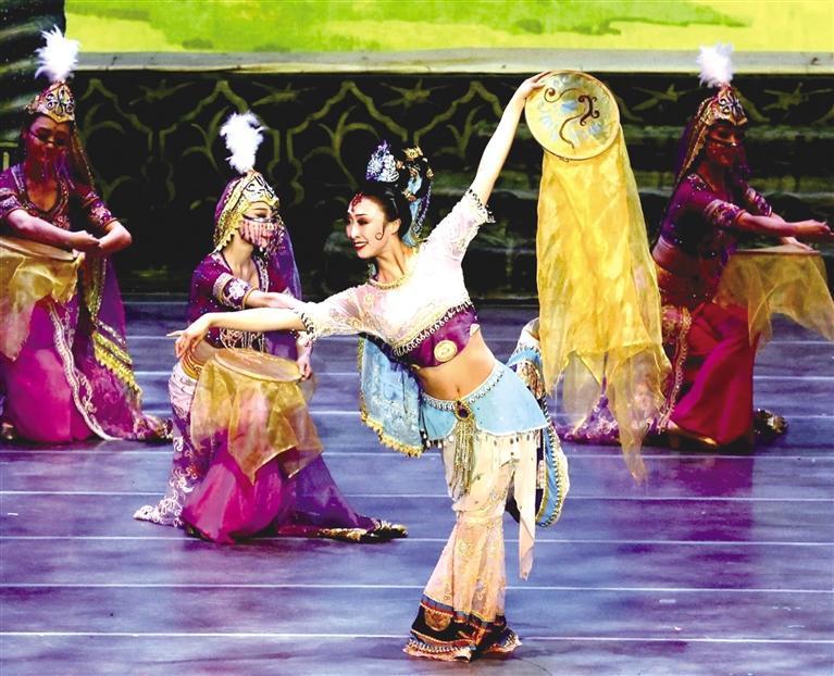 作为经典舞剧《丝路花雨》龙年在兰州的首演,甘肃演艺集团歌舞剧院的