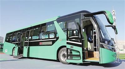 早晨7点10分,记者在肖家河教师公寓一区看到,通学公交216路停靠在公交