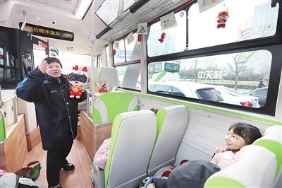 早晨7点10分,记者在肖家河教师公寓一区看到,通学公交216路停靠在公交