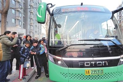 早晨7点10分,记者在肖家河教师公寓一区看到,通学公交216路停靠在公交