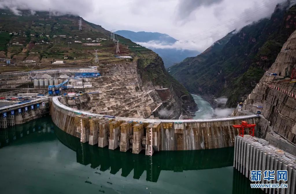 位于金沙江下游的白鹤滩水电站,是仅次于三峡水电站的中国第二大水电
