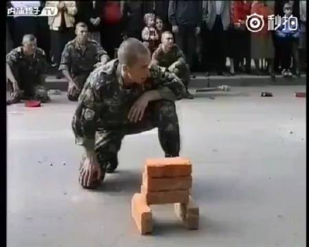 这肯定是用了真砖了……_新浪新闻