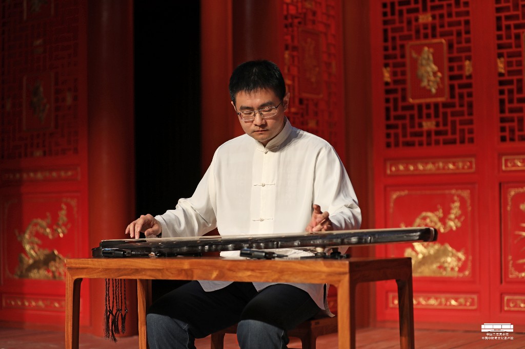古琴演奏者刘亚东演奏曲目《欸乃》