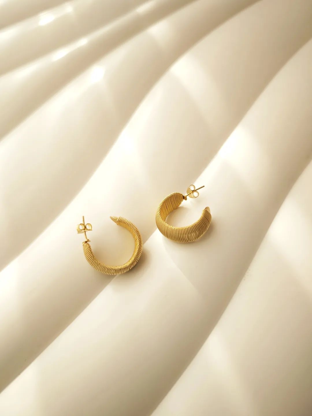 圆圈金蚕丝耳钉佩戴起来也很显高级感,耳环不同的几何切面在不同光线