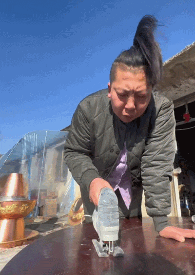 (图/抖音@东北雨姐)另一个,是垒猪圈.