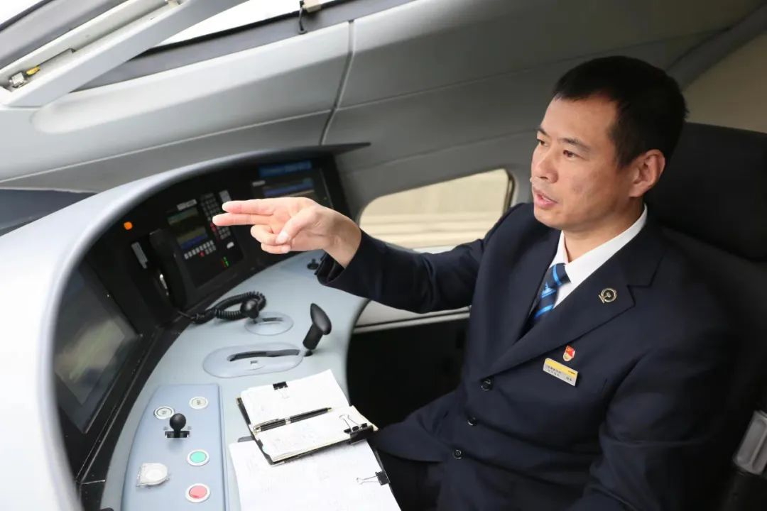 成为火车司机后,薛军便将这一使命刻在心里.