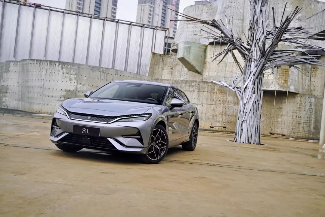 动感suv双尾翼电动升降48米517匹四驱20来万值吗