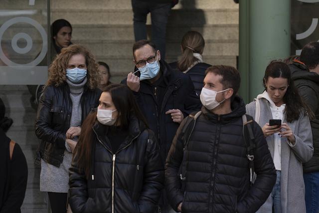 　当地时间2024年1月8日，西班牙巴塞罗那，由于遭遇呼吸道疾病暴发季，政府建议民众佩戴口罩出行。