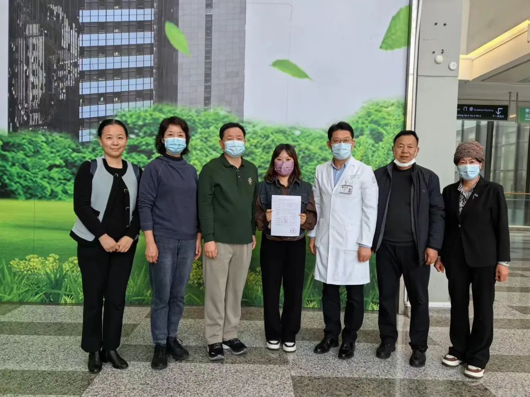 港区自治区政协委员何伟宁将善款送至小杨家属手中.