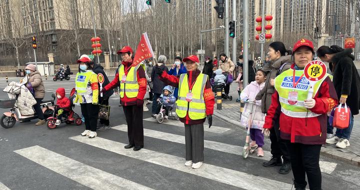 劝阻路口逆行、抢行者,30名志愿者校园外爱心守护上学路|志愿者_新浪新闻