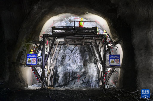 特写:掘进天山两万米