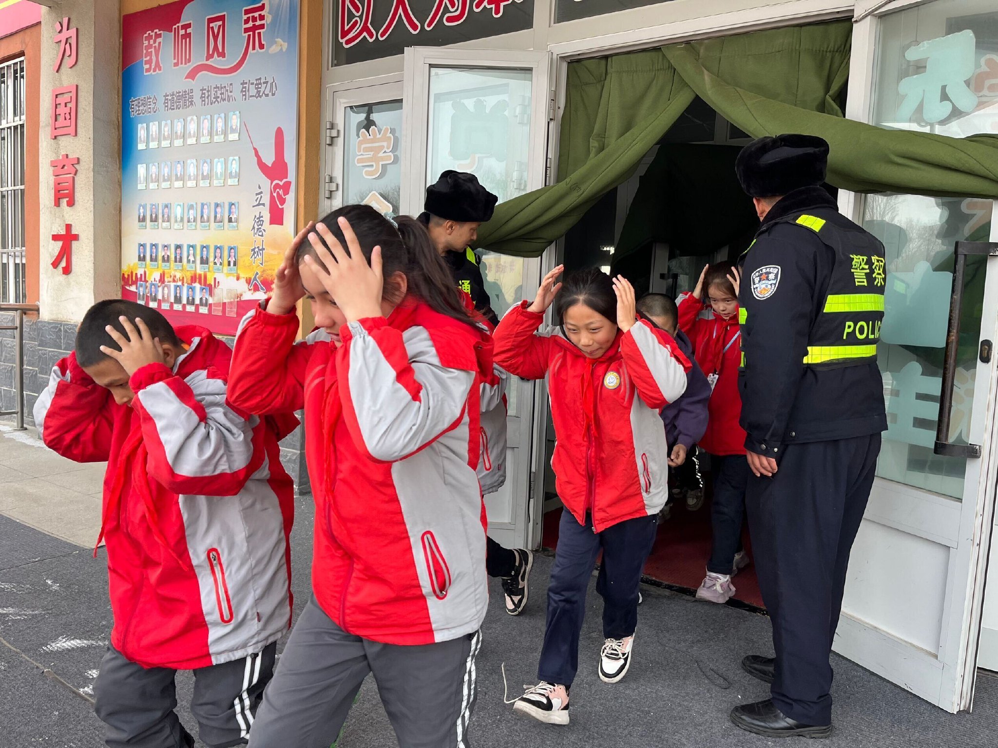 新疆各地中小学多彩第一课开启新学期|开学第一课_新浪财经_新浪网