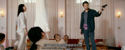 更值得一提的是,它的尺度非常劲爆,尤其是陈桂林在教堂爆杀的段落