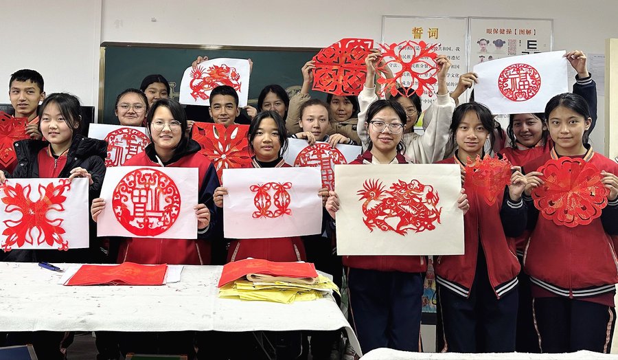 新疆各地中小学多彩第一课开启新学期|开学第一课_新浪财经_新浪网