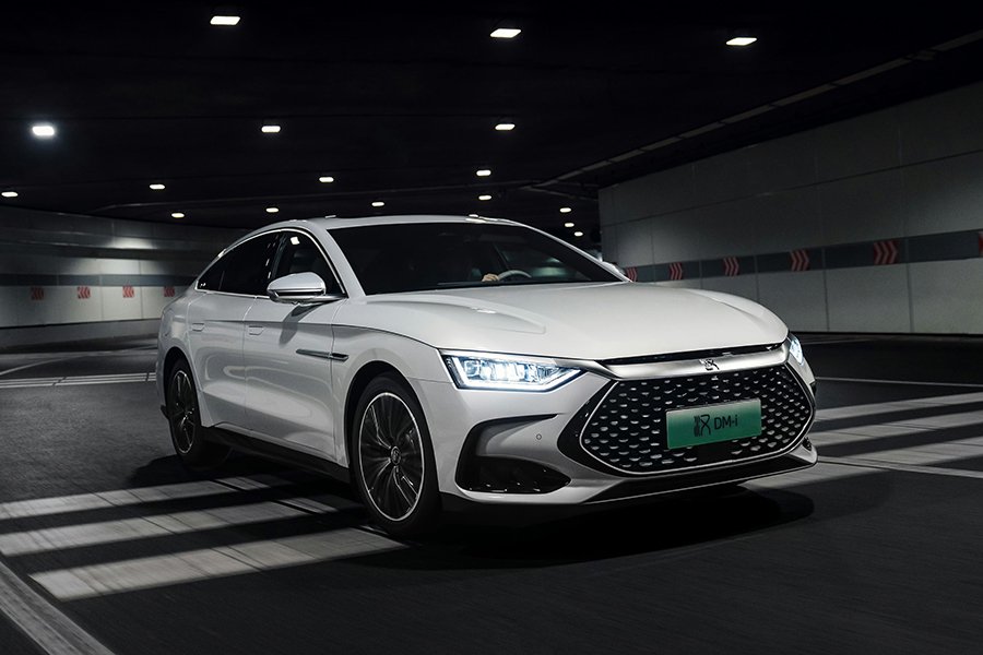 比亚迪汉dm-i荣耀版依旧搭载一套插电式混合动力系统,由1