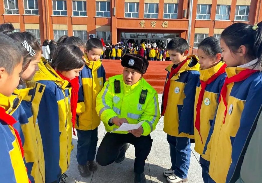 博乐市公安局交警大队民警向学生宣传校园周边安全知识.