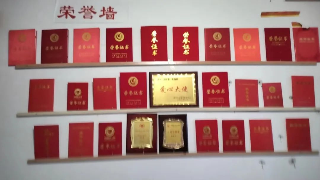 汪四春家中的"荣誉墙"这些年汪四春和熊晓莉夫妻的生活虽然不宽裕但当