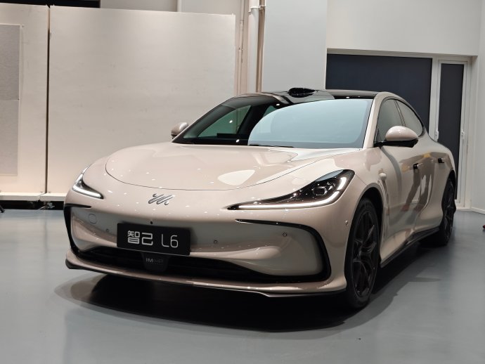 今天看了下智己l6这产品上汽给了很多首发新技术