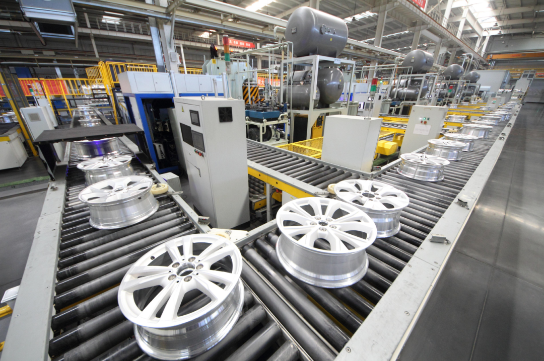 2月28日,在中信戴卡六号工厂的生产车间内,记者看到,智能化流水线正在