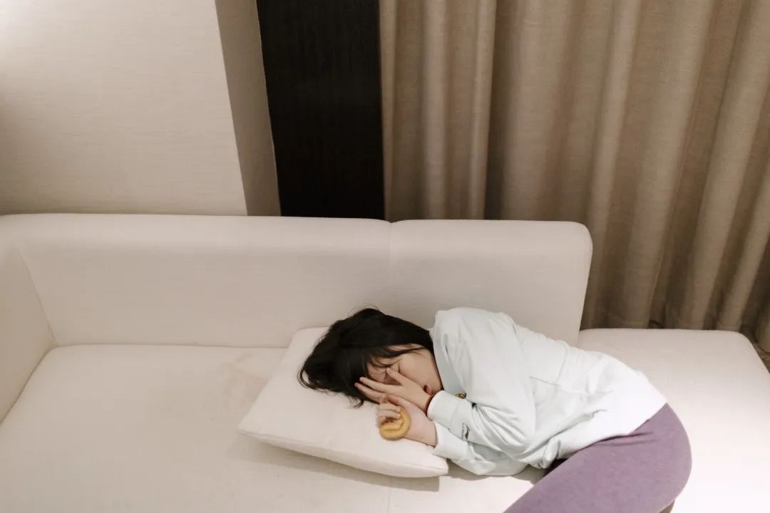 1月30日晚,广州番禺,准备睡觉的畅雨躺在沙发上.