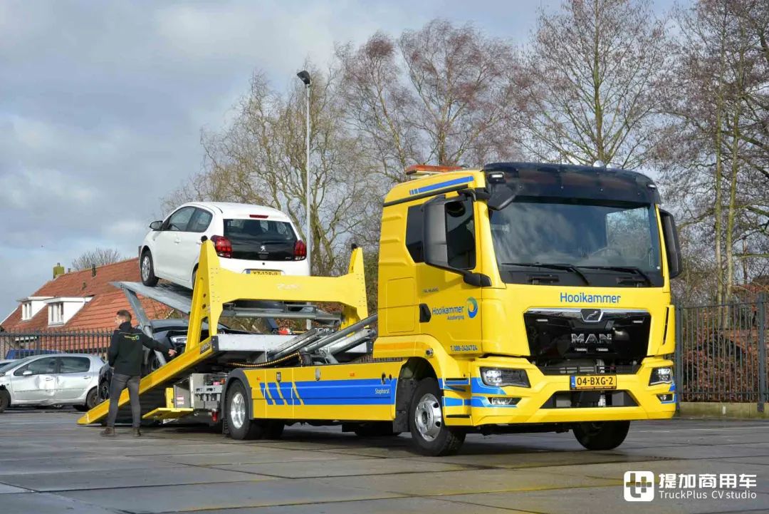 单次可救援三台车曼恩tgl一拖三清障车实拍这是曼恩卡车中的最小车型